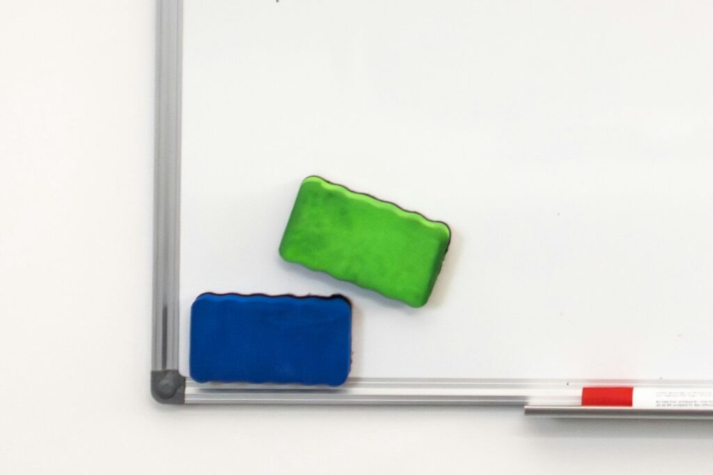 Whiteboard-Radierer auf einer weißen Fläche