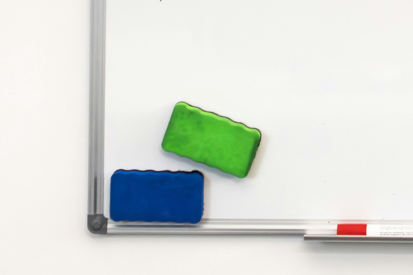 Whiteboard-Radierer auf einer weißen Fläche
