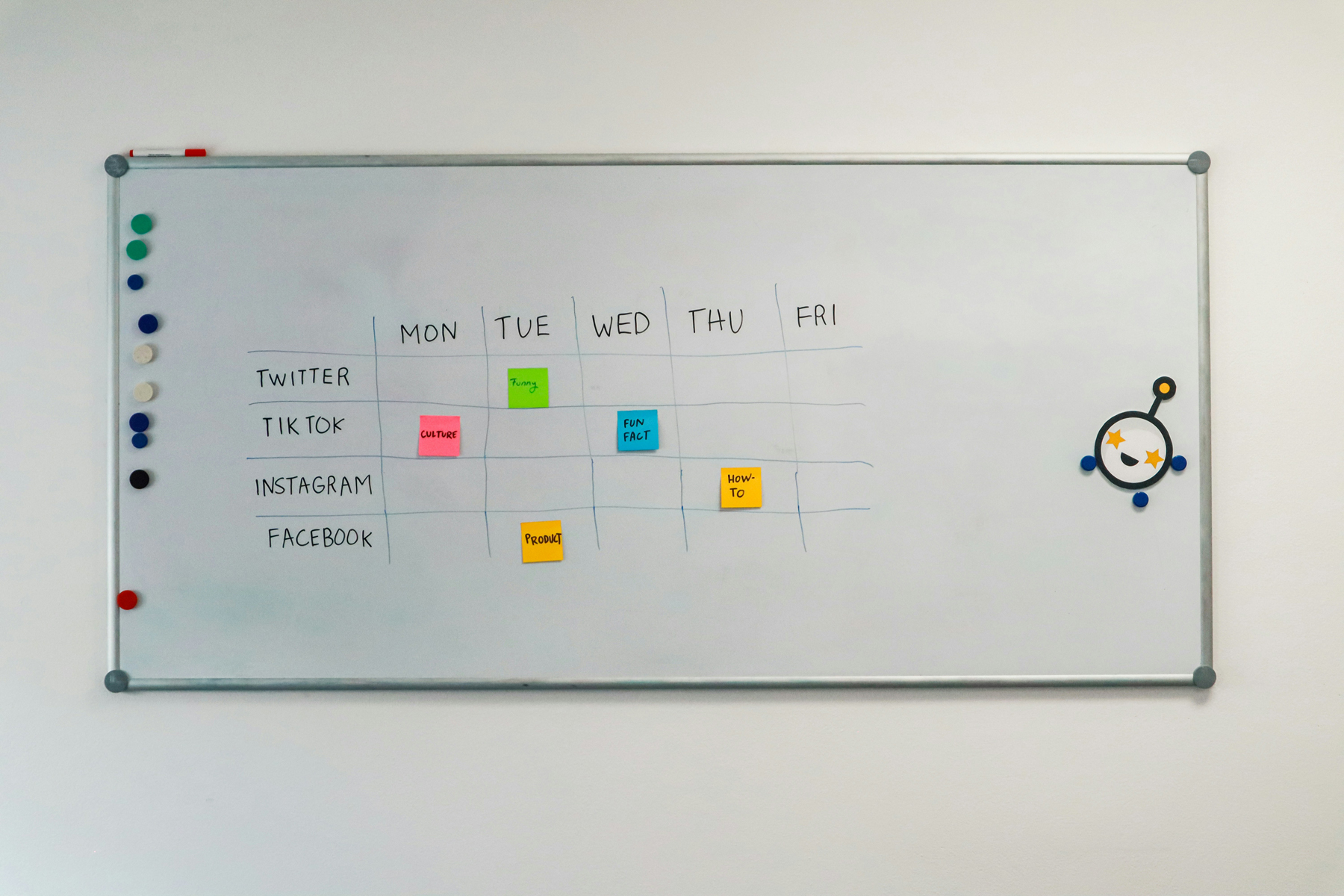Whiteboard-Radierer auf einer hellen Unterlage