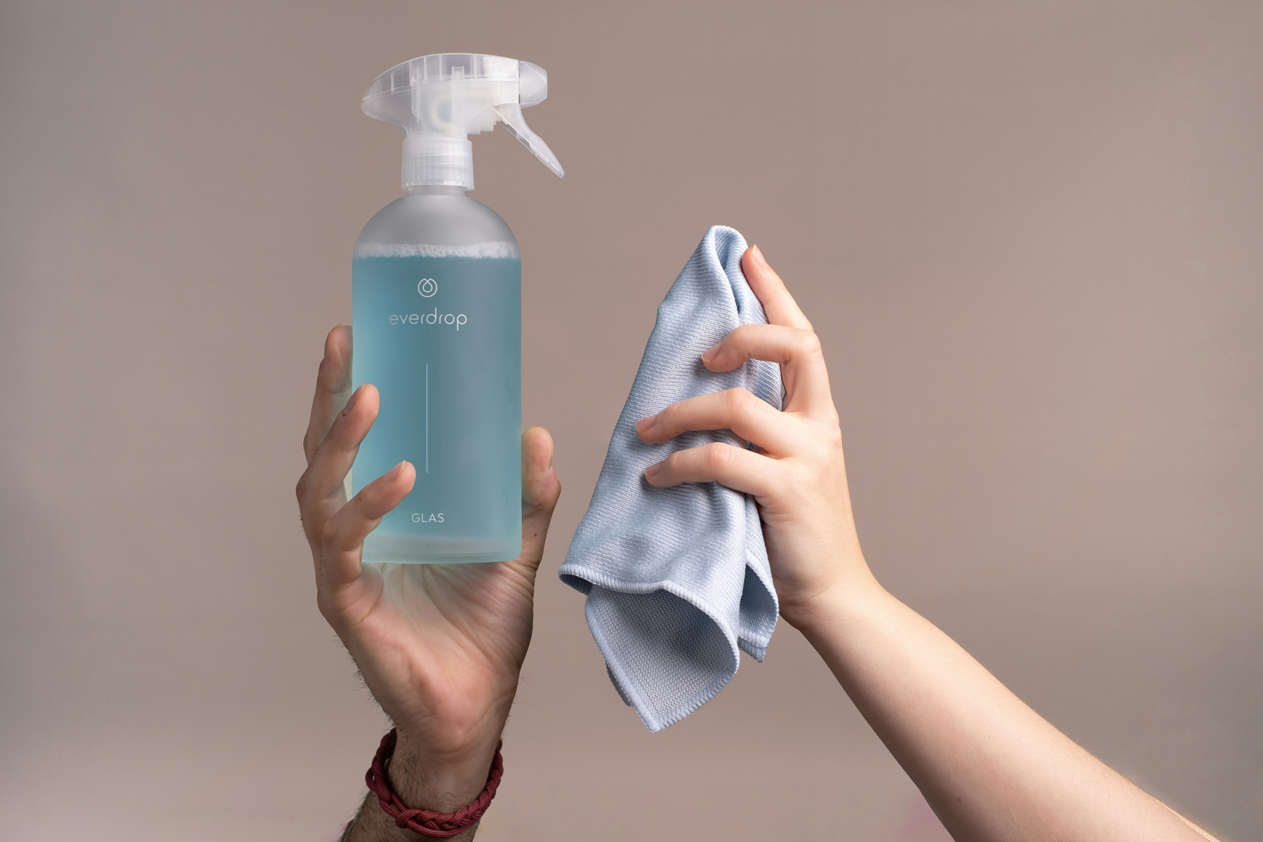 Sprühflasche mit Reinigungsmittel auf einer Fläche