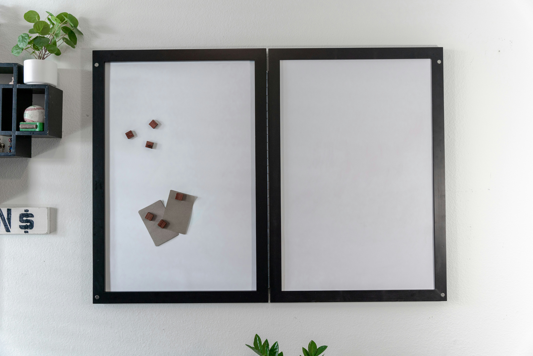 Glatte weiße Oberfläche eines Whiteboards aus der Nähe