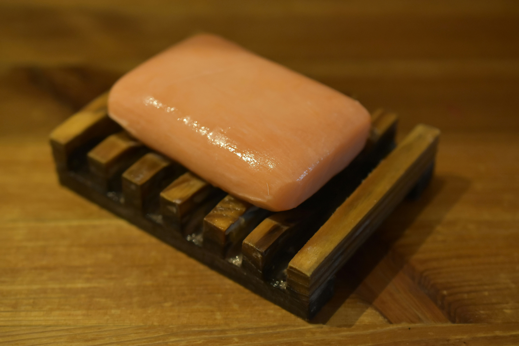 Spülmittelflasche neben einem Schwamm auf einer Küchenarbeitsfläche