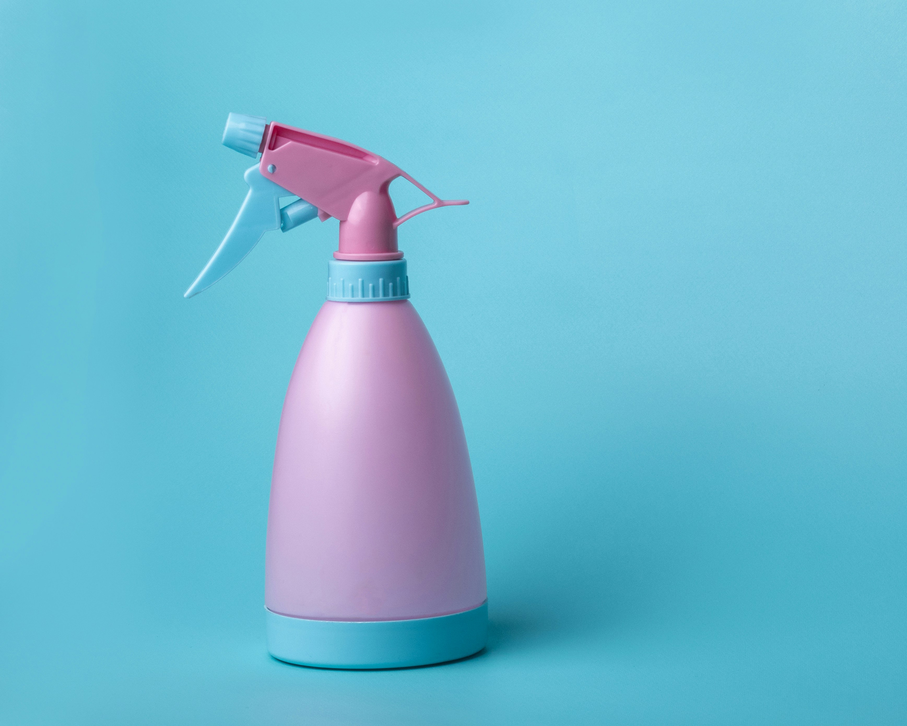 Selbst befüllte Sprühflasche mit Reinigungslösung auf einem Tisch