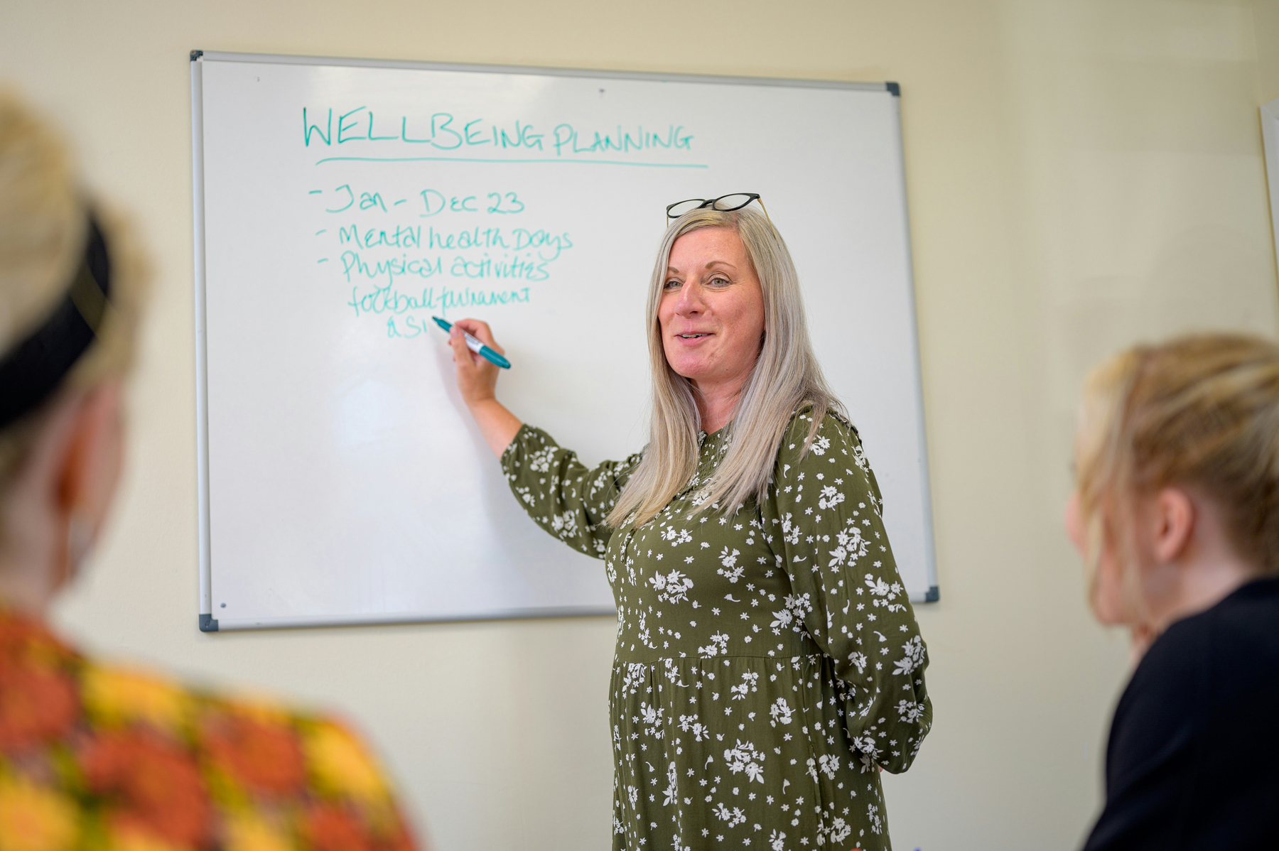 Whiteboard in einem Arbeitsraum mit Reinigungszubehör